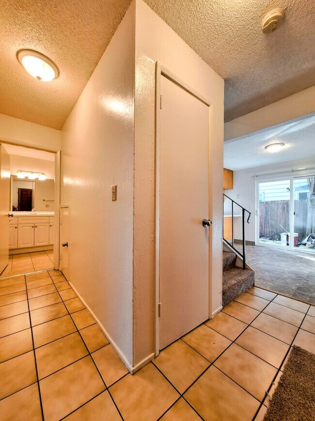 Building Photo - Refurbished 3bd Townhouse Style Apartment