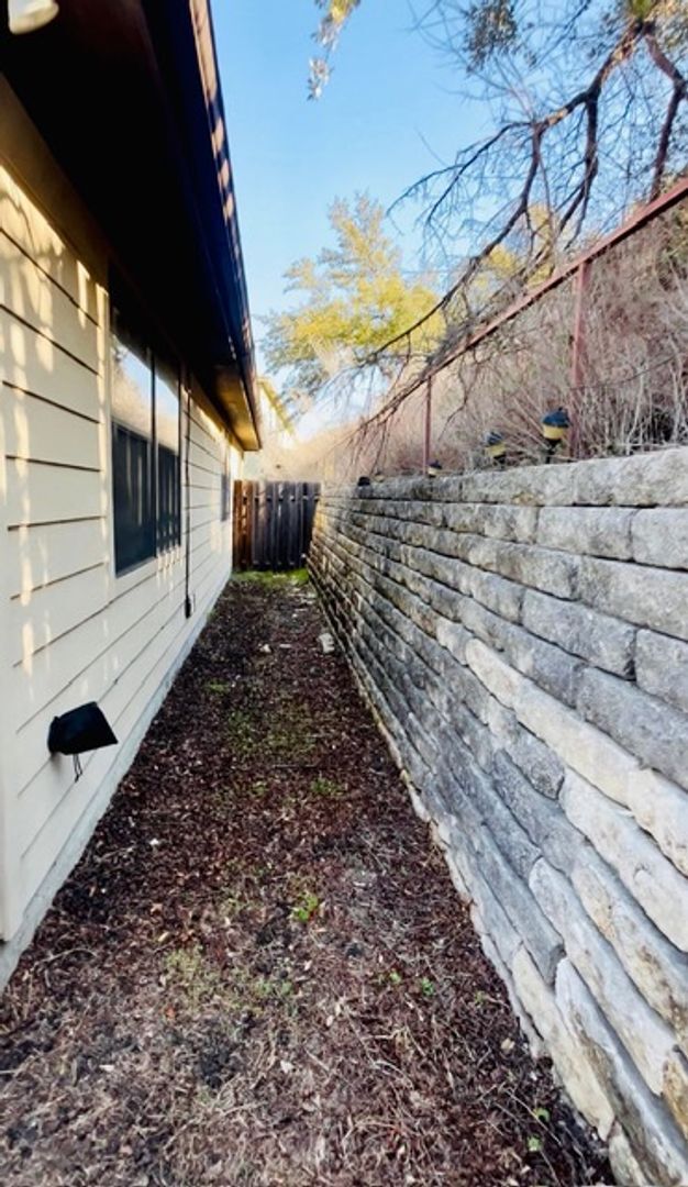 Building Photo - 1405 Delsie Dr