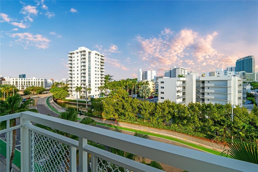 Building Photo - 1701 Sunset Harbour Dr
