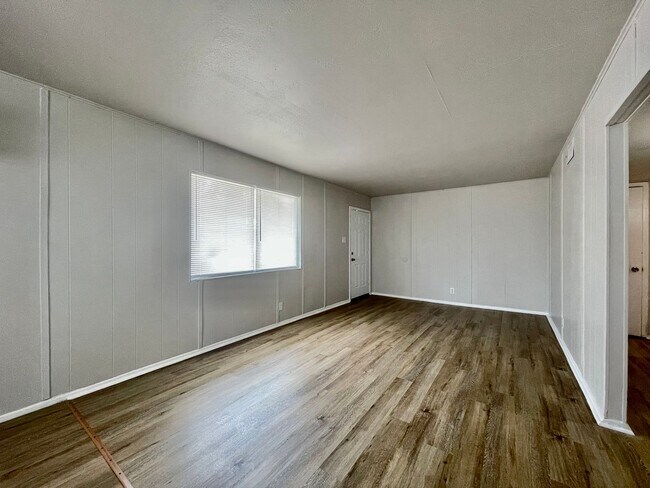 Building Photo - 2 Bedroom / 1 Bathroom Duplex Unit