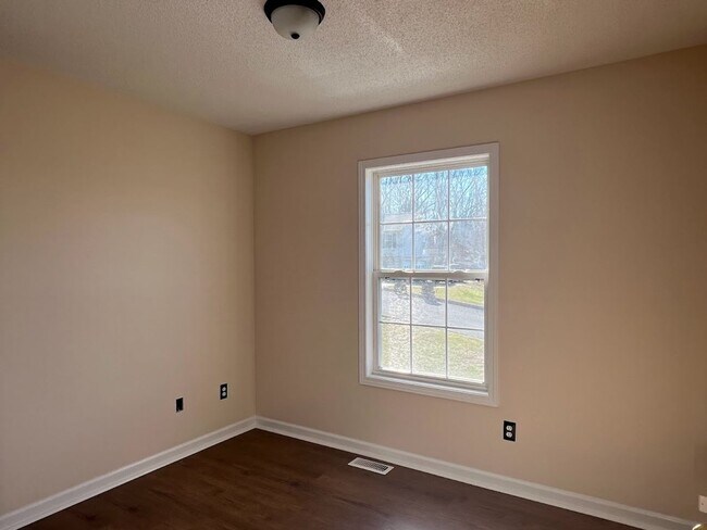 Building Photo - 3 bed 2 bath + 2 car garage- Jonesborough