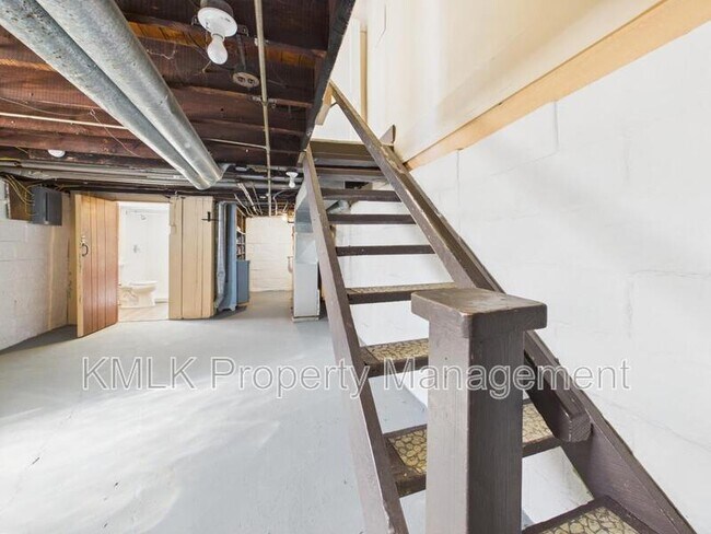 Building Photo - 446 7th St