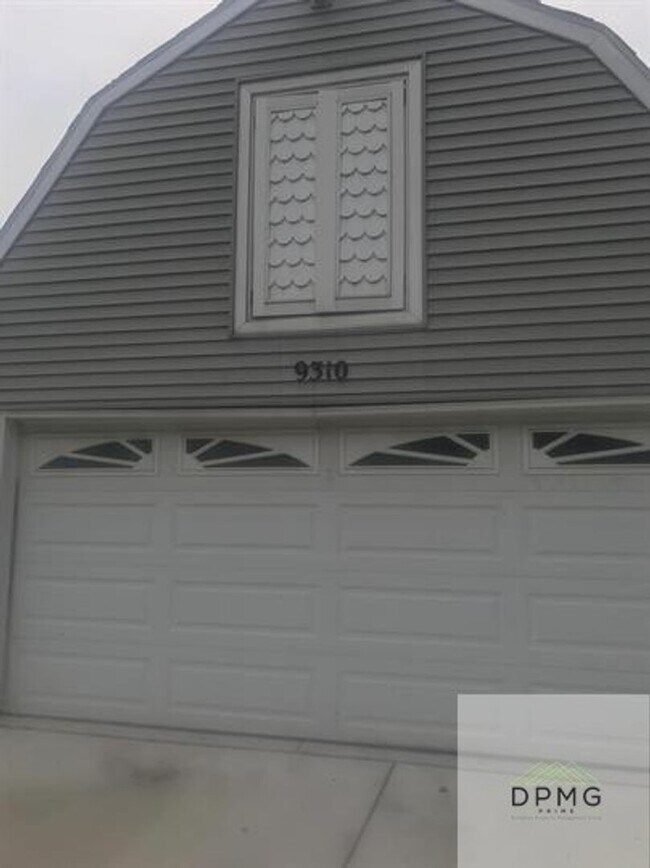 Building Photo - 9310 Oakdale Dr