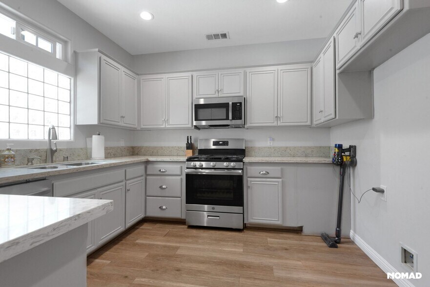 Building Photo - 18347 Saticoy St