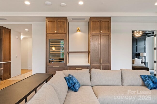 Building Photo - 1500 Queens Rd