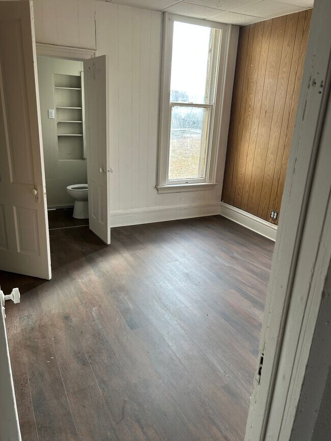 Building Photo - 230 E Chestnut St