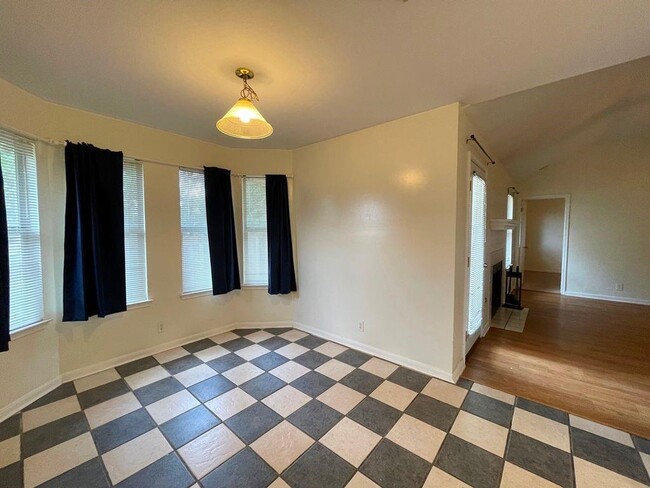 Building Photo - 205 Juniper Dr