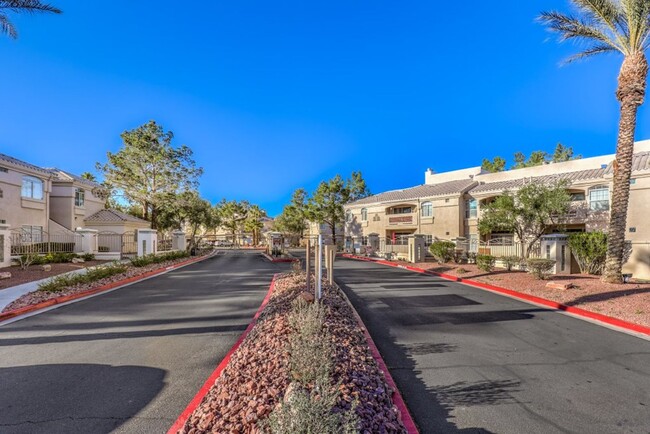 Building Photo - Nice 1 Bedroom Condo in Gated Southwest Co...