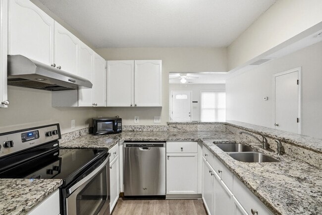 Building Photo - Oakhurst Living at Its Finest (Fresh Paint - New Carpet)