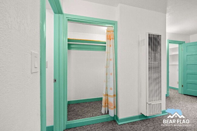 Building Photo - For Rent – 1 Bedroom Back Unit in Mid-Town...