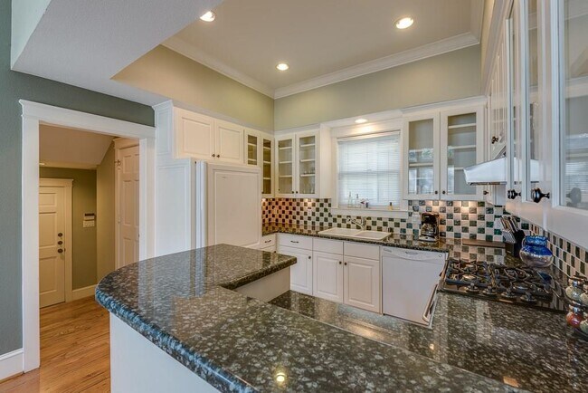 Building Photo - 2624 Thomas Ave