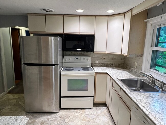 Building Photo - Single Family Home for Rent in Longmeadow!