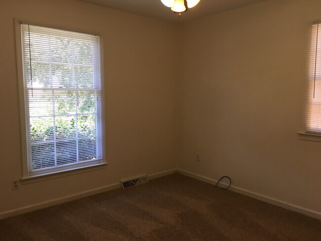 Building Photo - Spacious 3BR/2BA