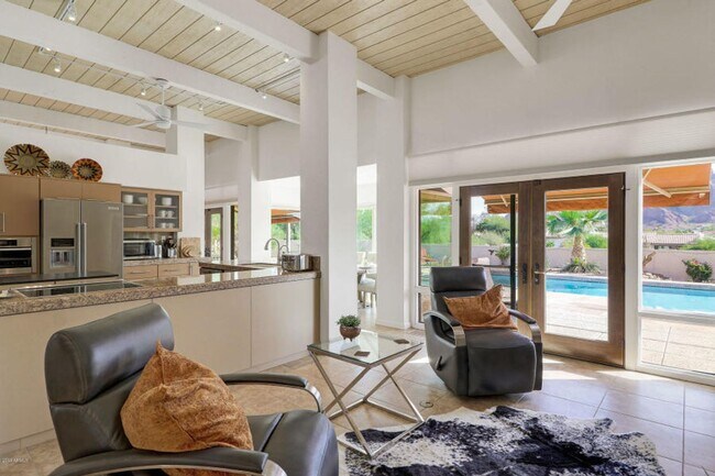 Building Photo - Beautiful 5 bed/4 bath + Den in Desirable Paradise Valley