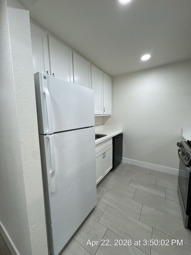 Building Photo - MOVE IN READY! 2 WEEKS OFF!! NO APP FEE! UPSTAIRS UNIT WITH BALCONY!