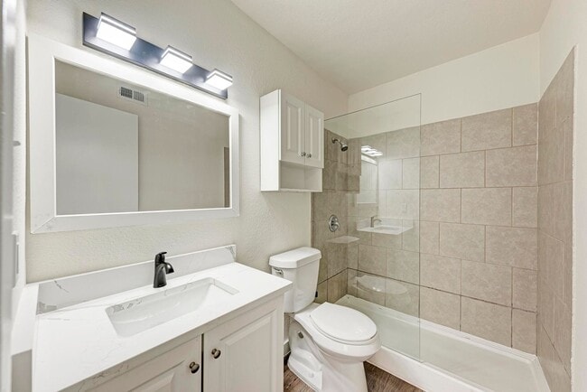 Building Photo - 2 month lease cute 1-1 blocks from campus and 1 block from UT shuttle