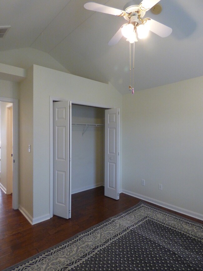 Building Photo - LOVELY HOME in Hamburg; Renovated, Garage, Many Upgrades!
