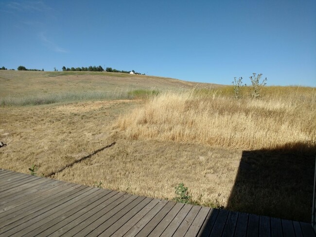 Building Photo - 3 Bedroom 2 Bath with 2 car garage