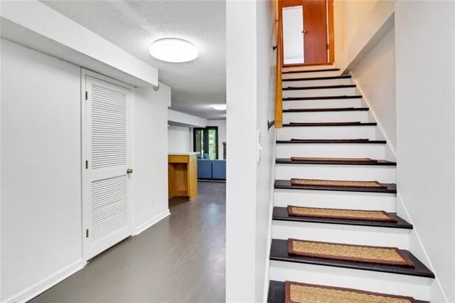 Building Photo - 6061 Blackberry Ln