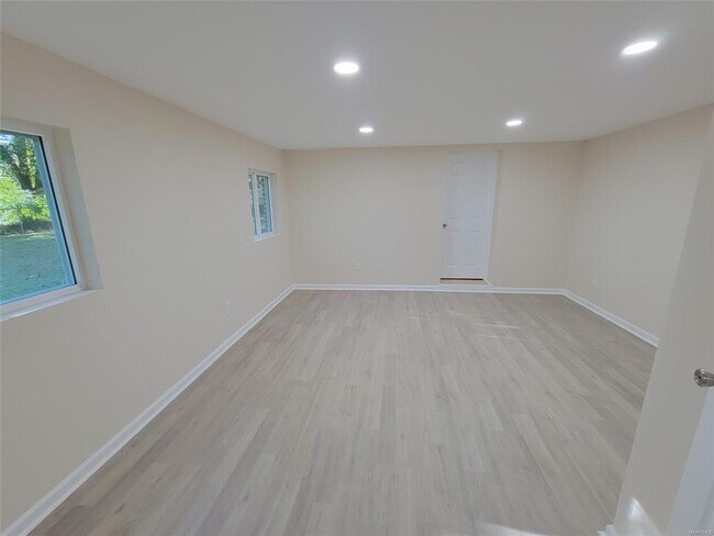 Building Photo - 950 Karen Rd