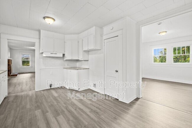 Building Photo - 1736 Mountain Dr