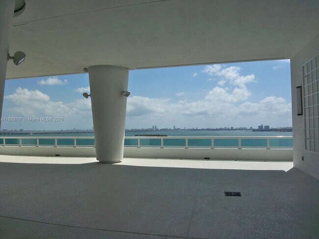 Building Photo - 1800 N Bayshore Dr
