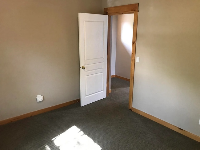 Building Photo - 312 NE 4th St