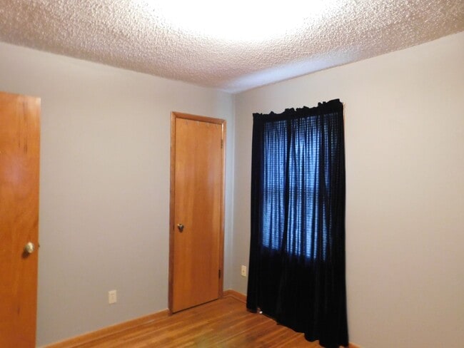 Building Photo - 2-bedroom, 1-bathroom home located in the ...