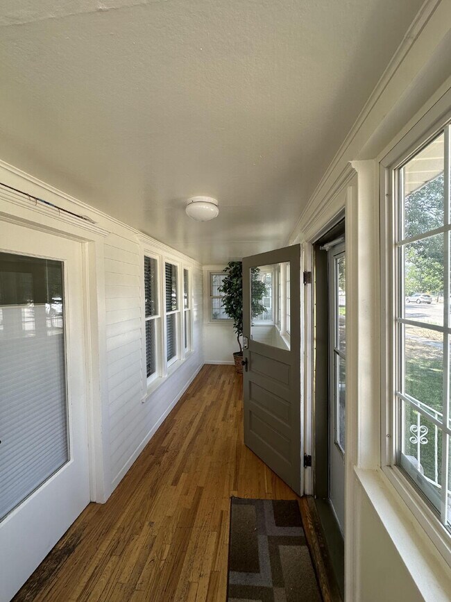 Building Photo - "Charming 2-Bedroom Retreat in the Heart of Windsor – 945 Sq. Ft. of Cozy Living!"