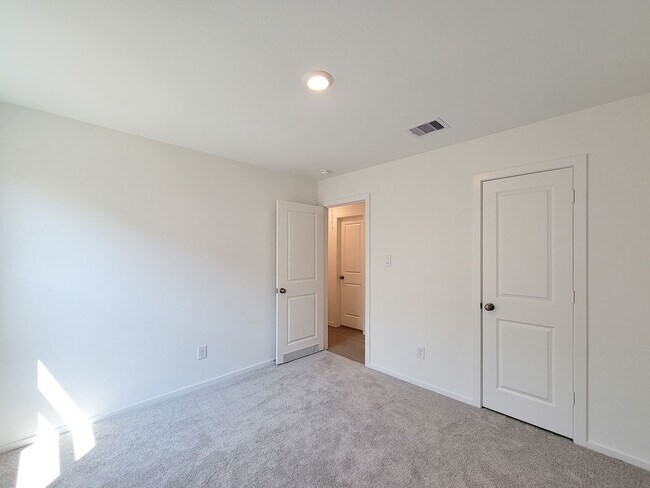 Building Photo - This single-story home shares an open layout between the kitchen, nook and family room for easy e...