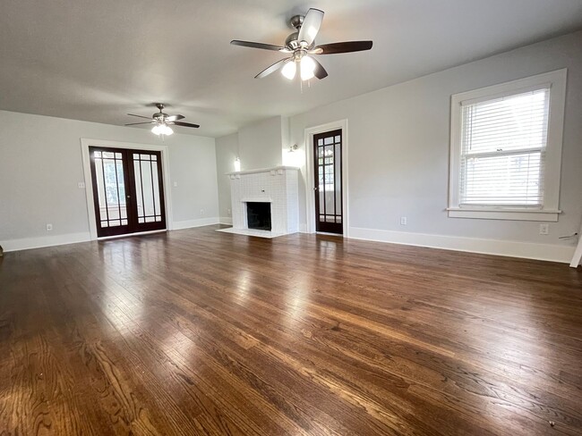 Building Photo - Gorgeous Home Available Now!!