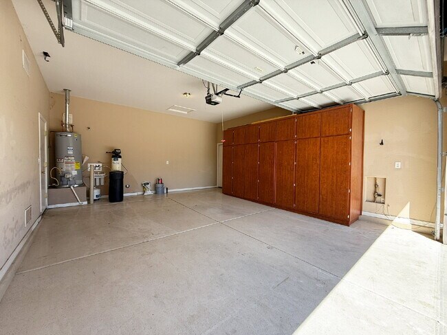 Building Photo - "Spacious 3-Bedroom/2 Full Bath Home with ...