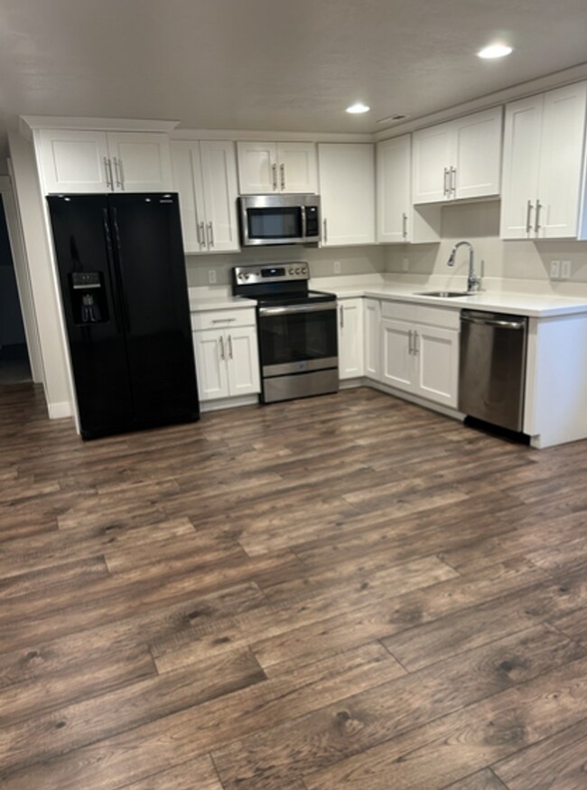 Building Photo - Spacious 6-Bedroom Home in the Heart of Vi...