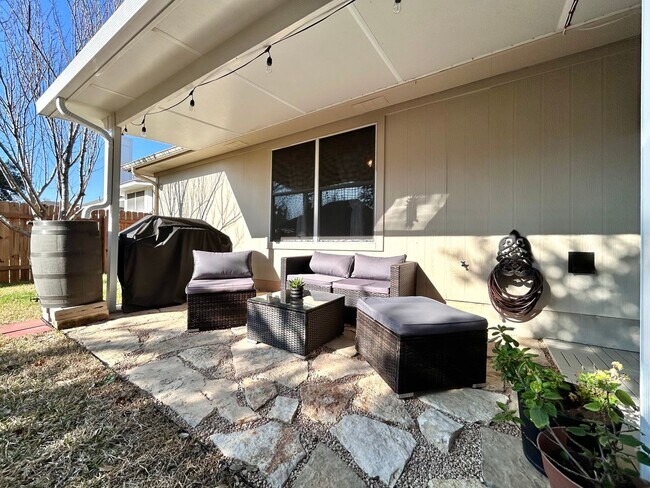 Building Photo - Cozy 3 Bed / 2 Bath Single-Story Home with Garage & Fenced Yard