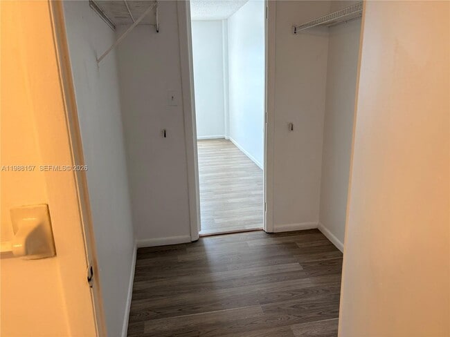 Building Photo - 4164 Inverrary Dr