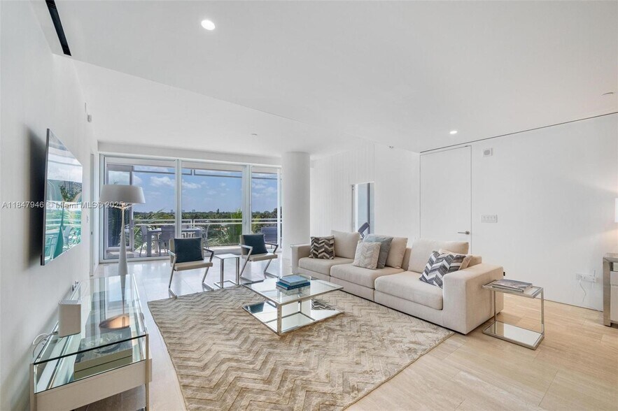 Primary Photo - 9001 Collins Ave