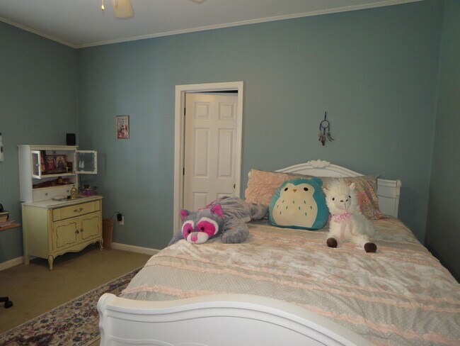 Building Photo - 8113 Glenmore Dr