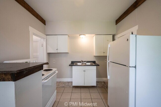 Building Photo - "Charming 1-Bedroom Retreat with Spacious Comfort in Indianapolis!"