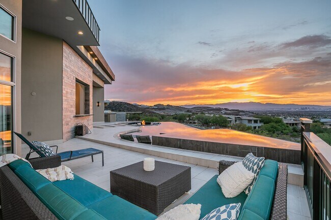 Building Photo - UNUBSTRUCTED VIEWS FROM THIS MACDONALD HIG...