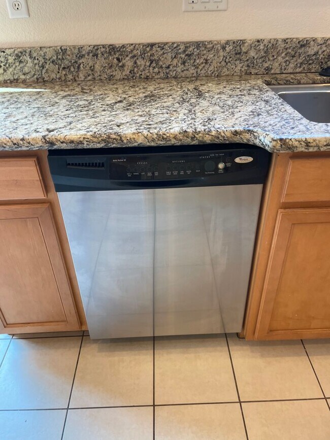 Building Photo - NICE TWO STORY HOME IN WEST ROSEVILLE