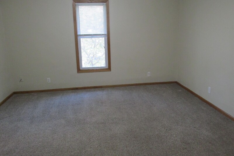 Building Photo - 404 Wood St N