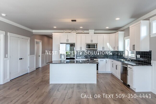 Building Photo - 1213 Rd F .2 NE