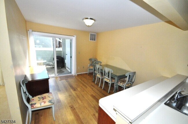 Building Photo - 352 Greenbriar Dr