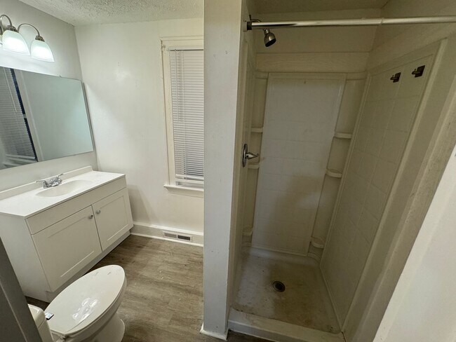 Building Photo - 274 Wrexham Ave