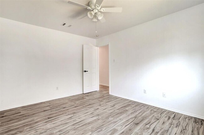 Building Photo - 1305 4 Cabin Ct