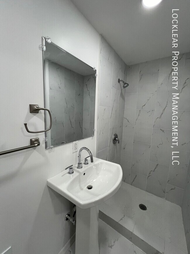 Building Photo - Renovated 3 Bedroom Duplex!