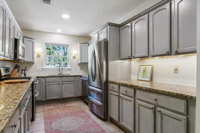 Building Photo - 5 bedroom 3 bathroom with over 3,500 square feet in East Memphis near Walnut Grove and Perkins