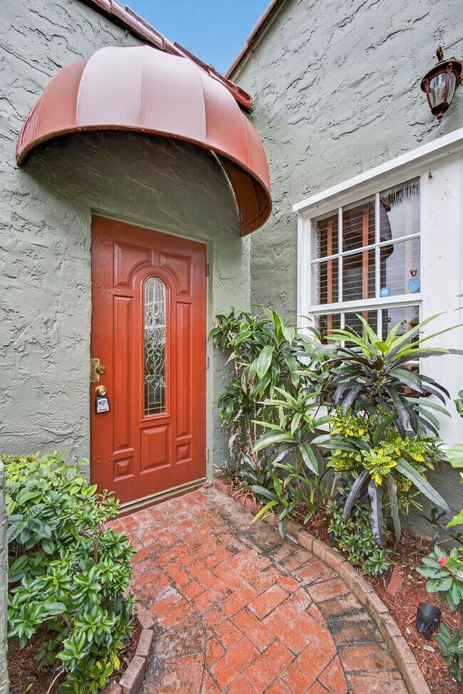 Building Photo - Historic West Palm Beach single-family home, with guest cottage!