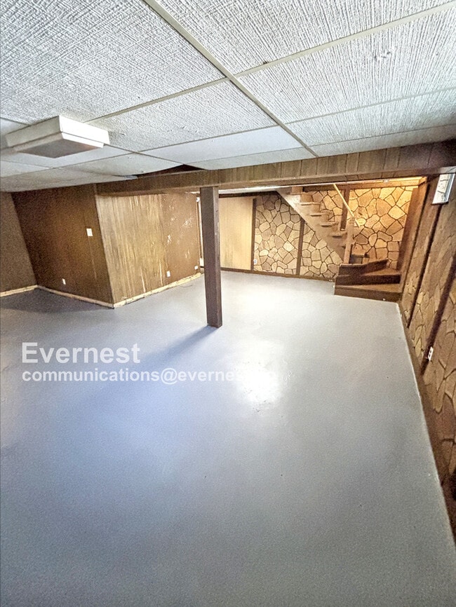 Building Photo - 1142 Maple Ave