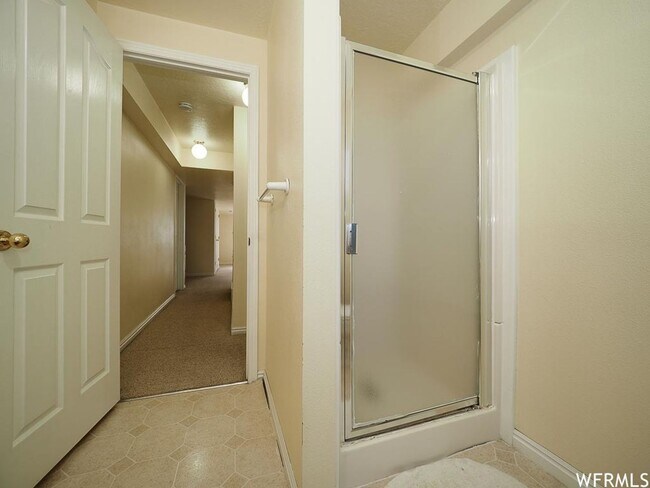 Building Photo - Spacious Rambler w attached 2 car garage!